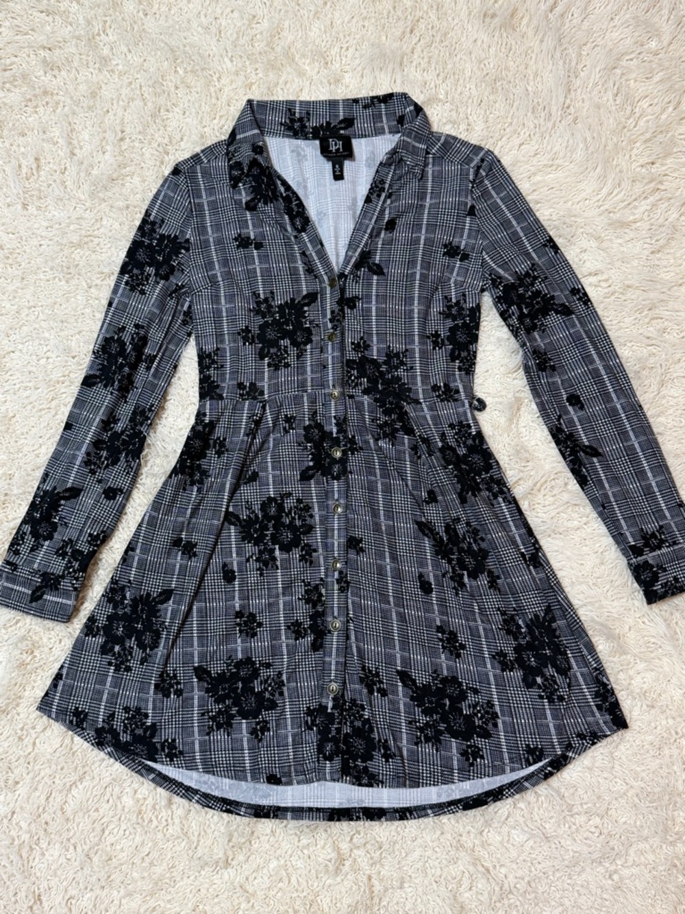 Women’s size small Derek Heart black and white floral button down dress